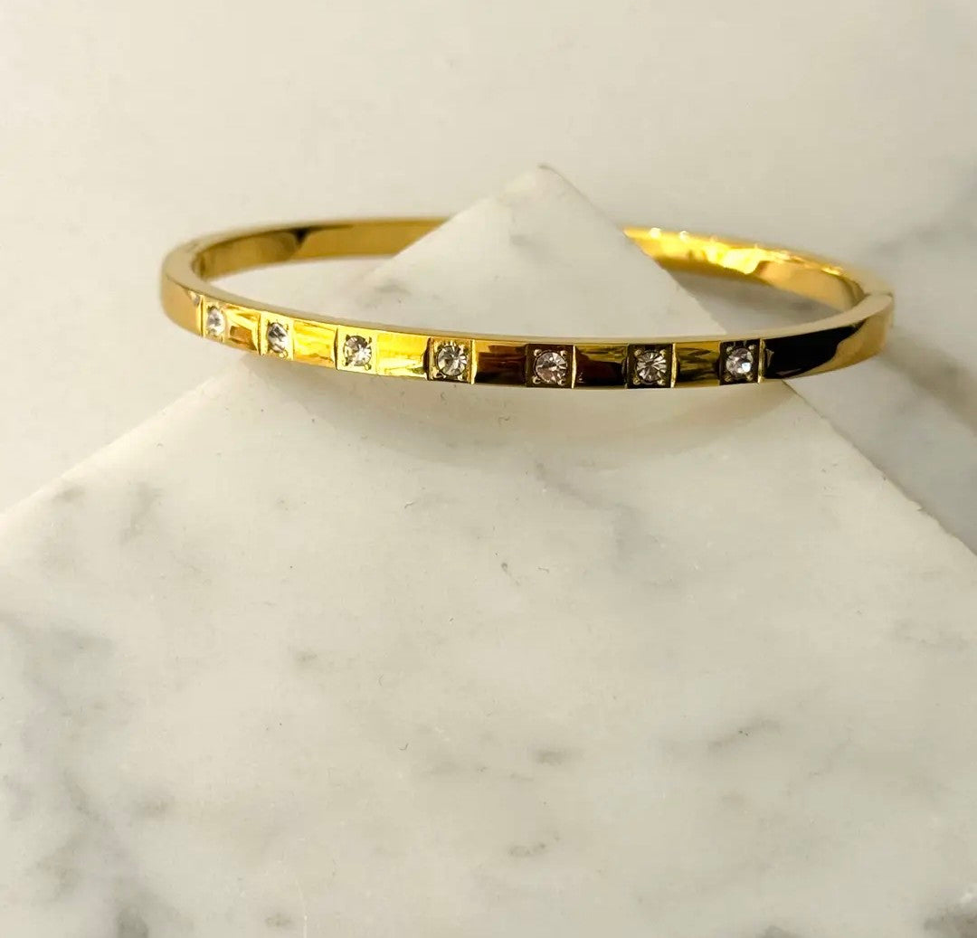 Cuff bracelet with zirconia