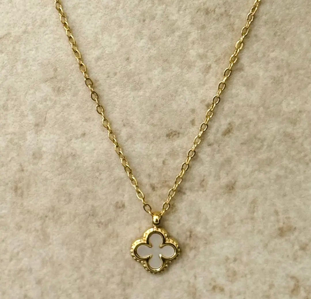 White flora necklace